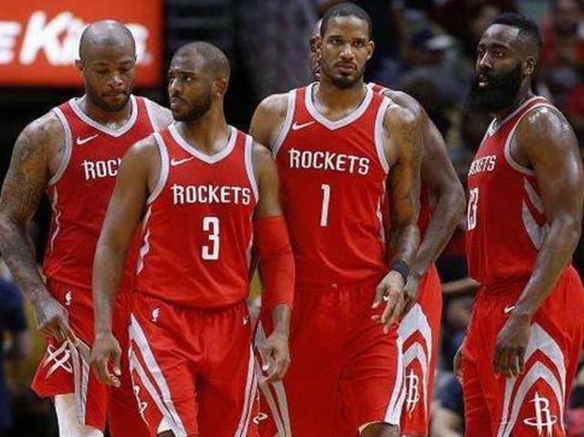 山东男篮险胜北京男篮，以4分优势晋级八强，双方激烈争夺，关键球员表现突出。（鏖战四节，山东男篮4分险胜北京晋级八强，关键球员发挥抢眼）