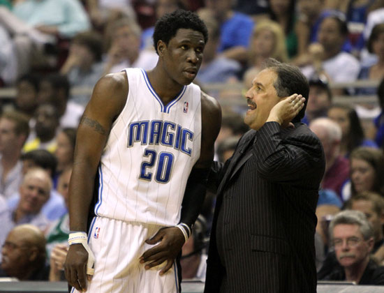 金州勇士巴特勒砍下24分10助攻，鹈鹕锡安25分，双方激烈对决。（勇士巴特勒24分10助攻，鹈鹕锡安25分，激战正酣）