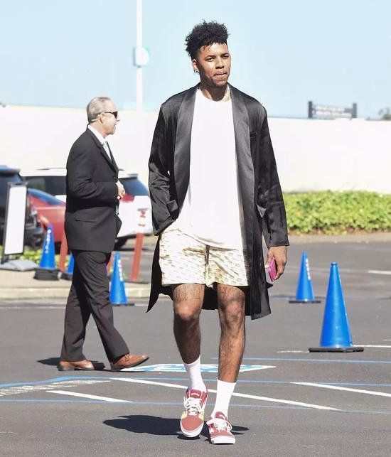 庆祝大儿子蒂亚戈13岁生日，梅西一家举办了巴萨主题生日派对（梅西一家为长子蒂亚戈13岁庆生，办了一场巴萨主题派对）