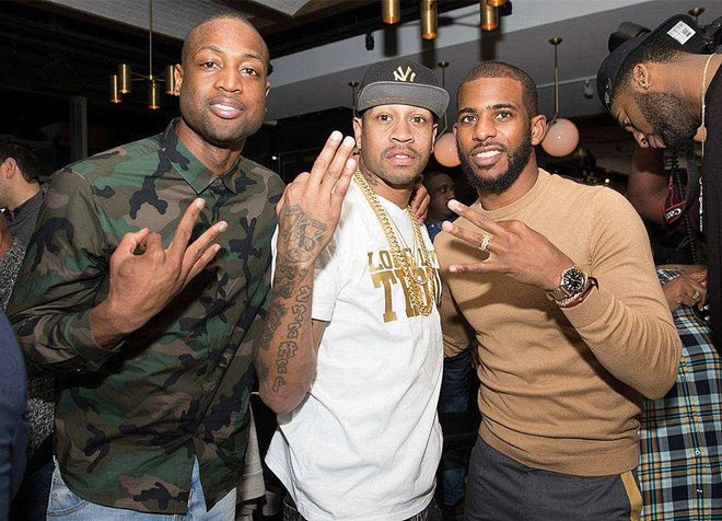 足球报：浙江队花4亿是谣言；韦世豪、李磊先后来做康复（《足球报》：浙江队花4亿元系谣言，韦世豪与李磊先后进行康复）